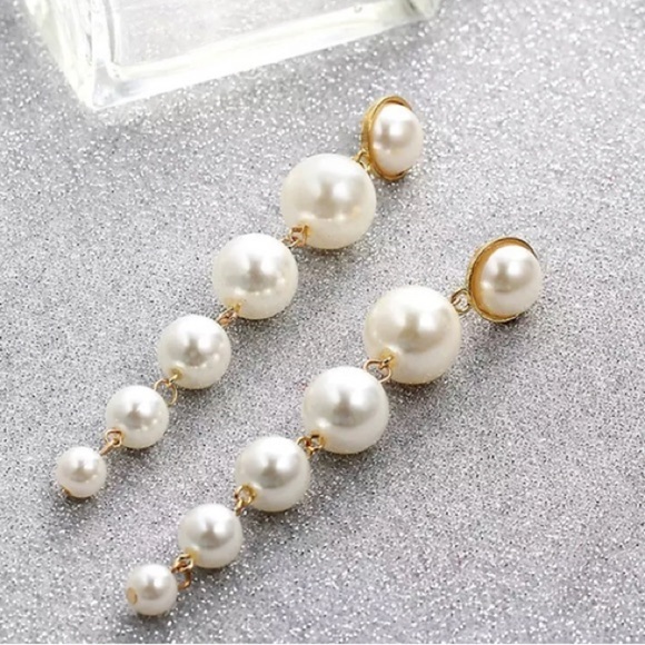 Pearl Earrings (clip-on)
(New) - Picture 7 of 10
